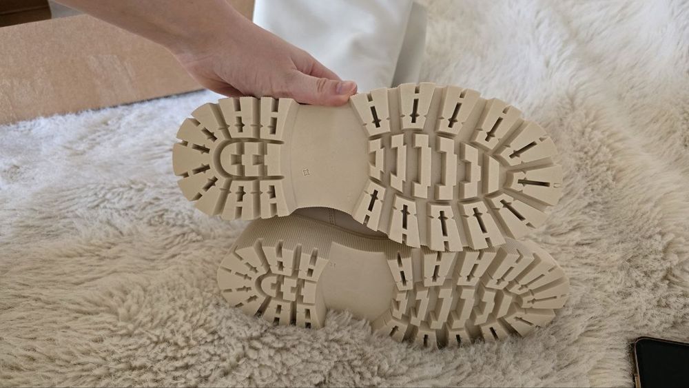 Бежеві чоботи 36 розмір