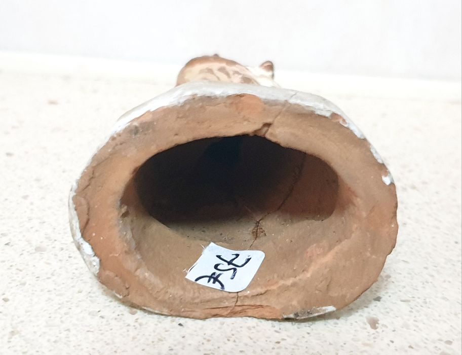 Pequena antiga figura de São João Baptista em cerâmica