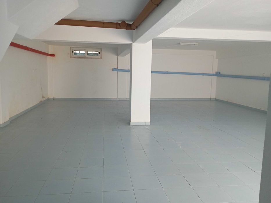 Garagem 80m2 com dois portões automáticos e comando