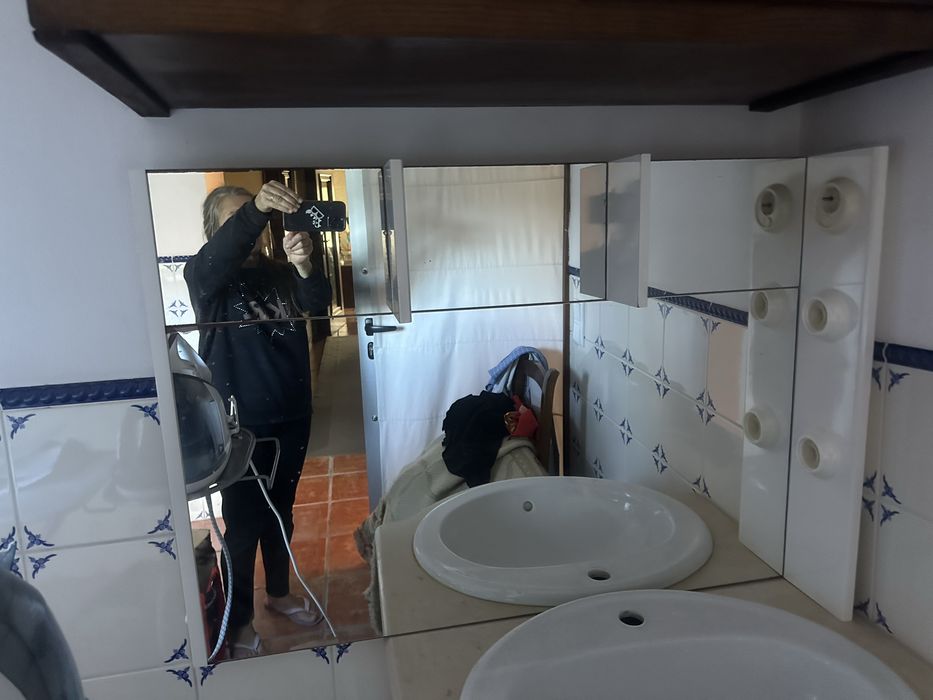 Móvel de casa de banho branco com lavatório e espelho