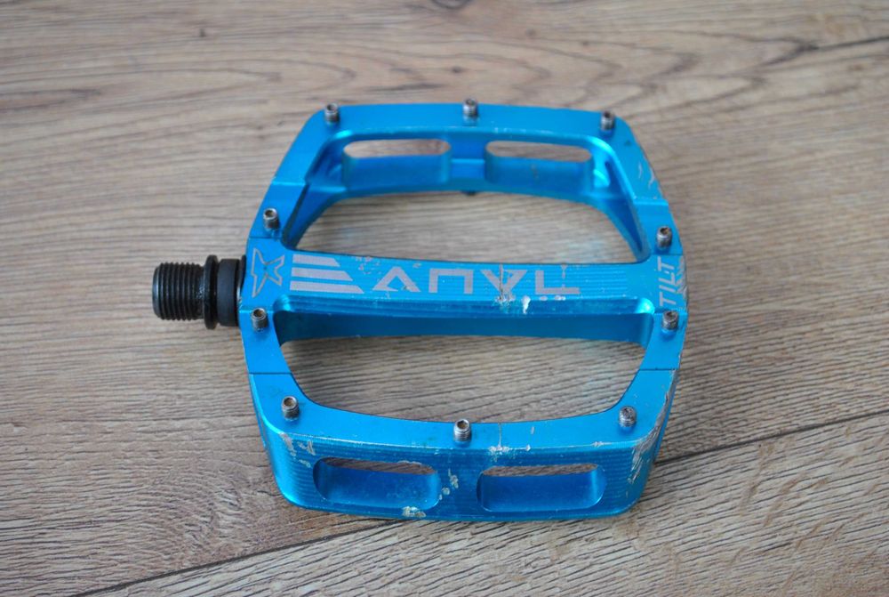 Idealny prawy pedal rowerowy Anyl Tilt V3 Flat Niebieski ALu Enduro