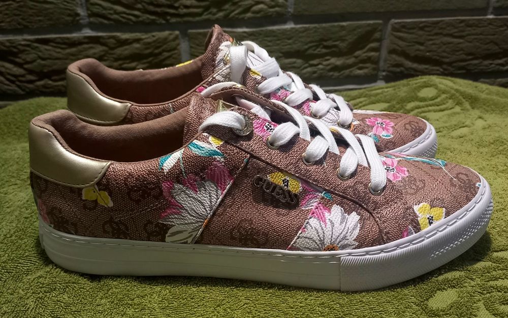 Кросівки для міста Guess.