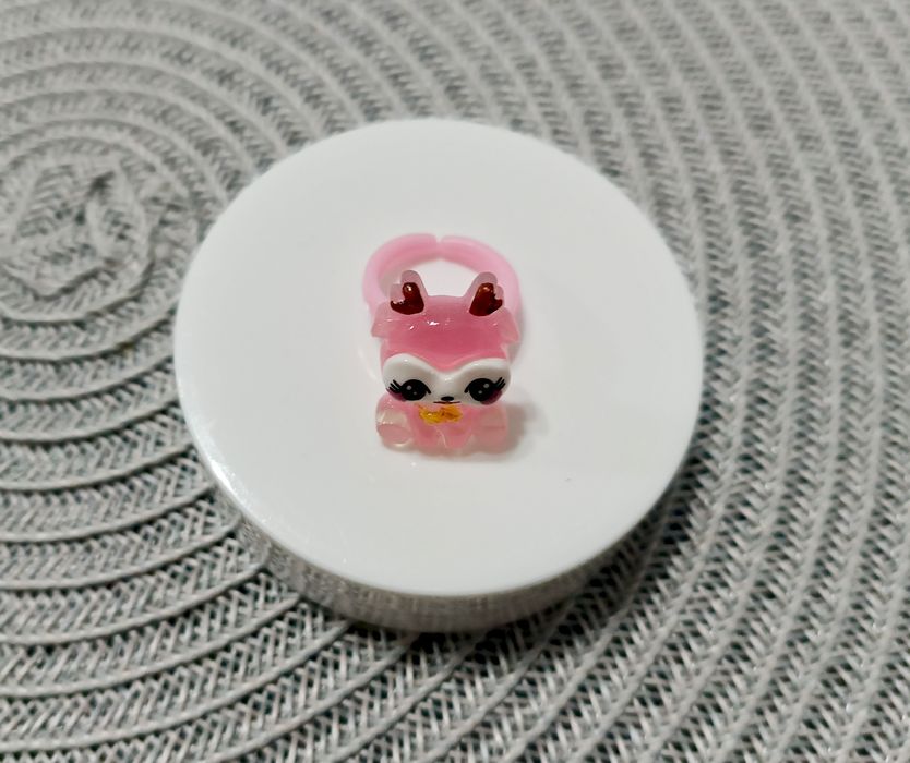 Uroczy nowy pierścionek dla dziewczynki