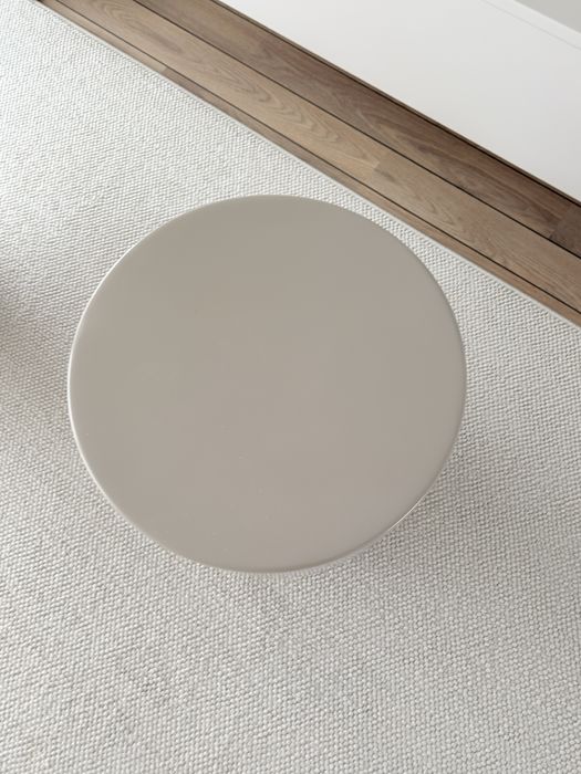 Metalowy stolik kawowy H&M HOME piaskowy chłodny beż 45 cm