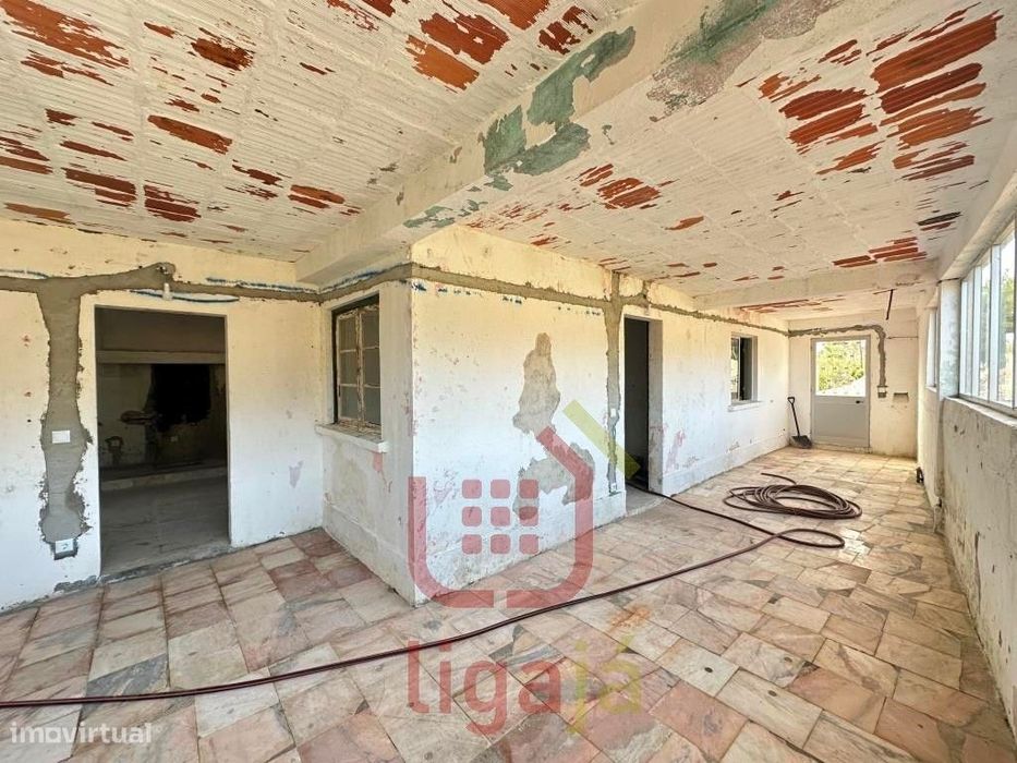 Moradia T4 em Reconstrução - Barrocaria / Olival!