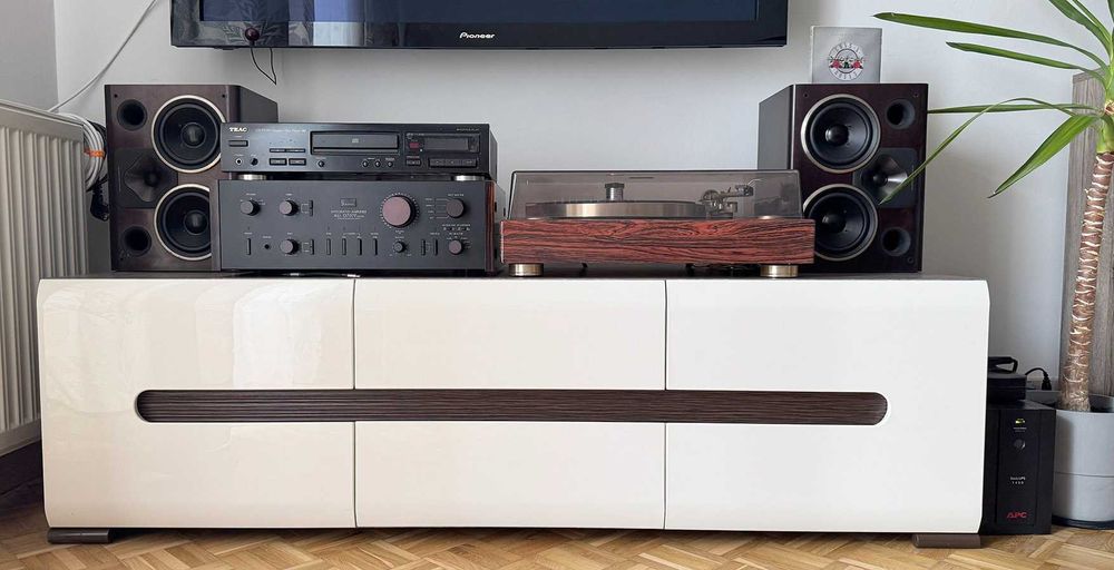 Kolekcja mebli Azteca Trio: szafka RTV + witryna wisząca