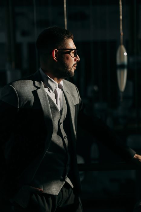 Ведучий саксофоніст діджей фото зона на весліля день народження