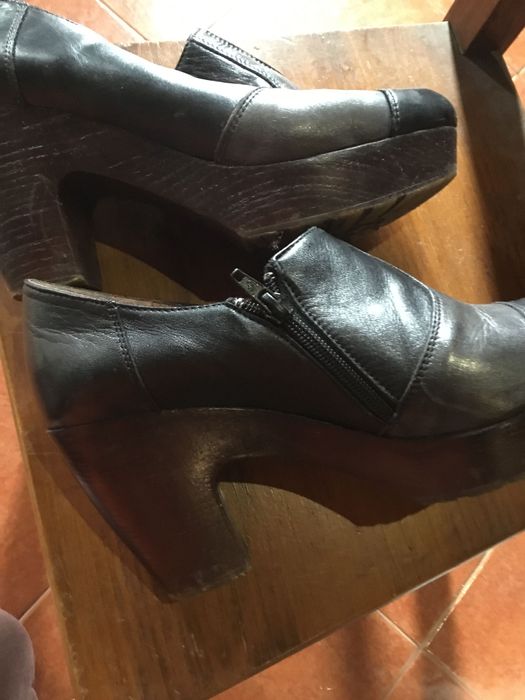 Sapatos com algum uso