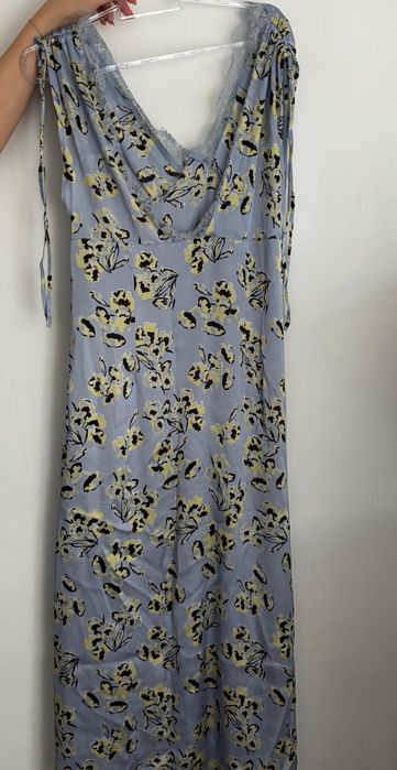 Vestido acetinado azul com flores amarelas e renda
Vestido azul