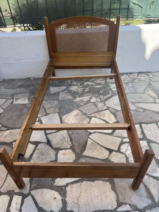 Cama de madeira e seu colchões