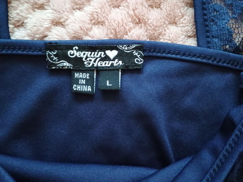 Piękna granatowa sukienka marki Sequin Hearts