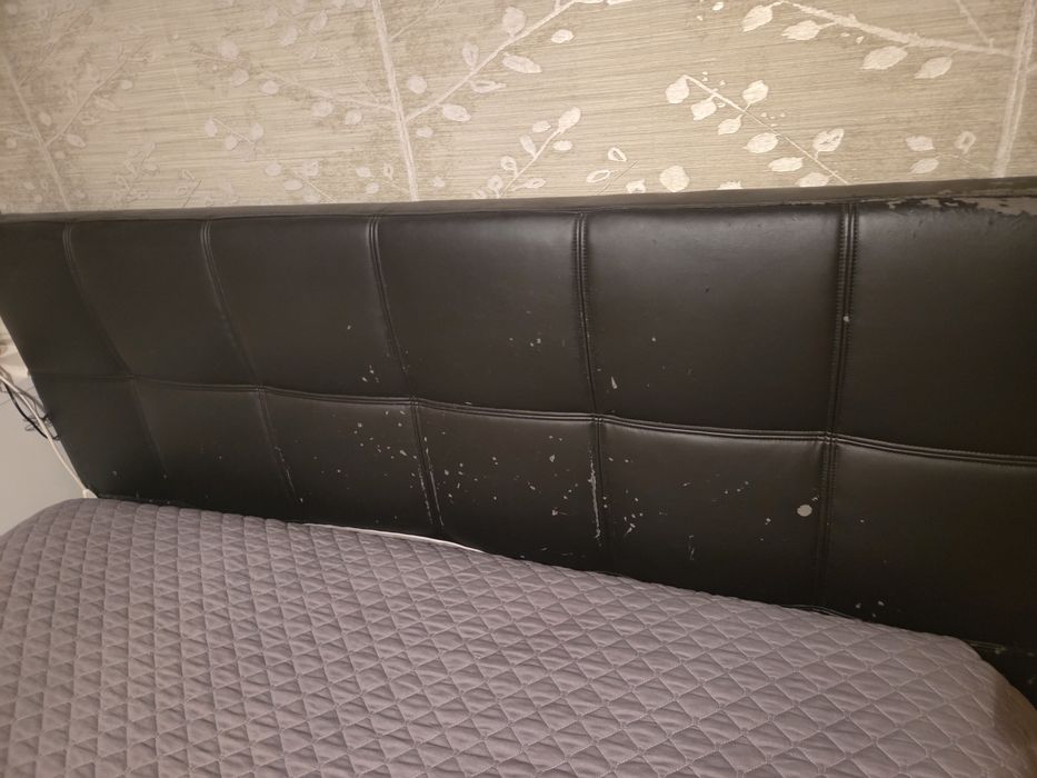 Cama estofada castanha com arrumação elevatória