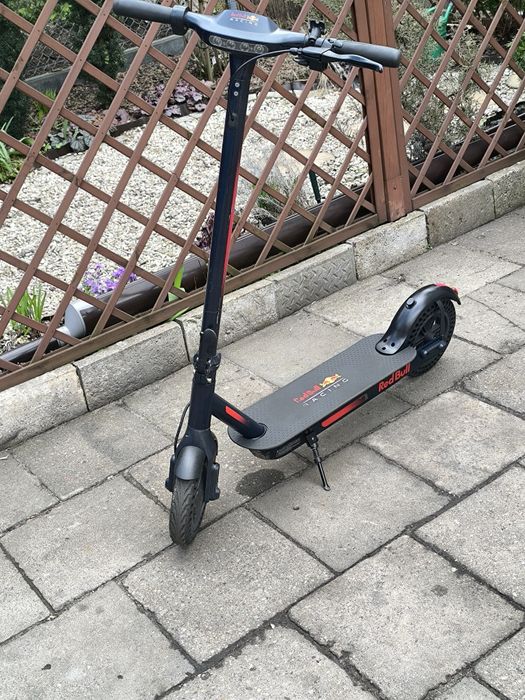 Hulajnoga elektryczna Red Bull.