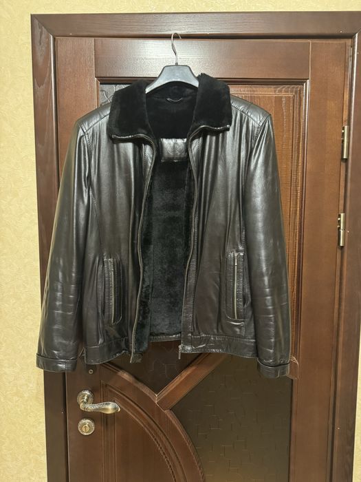 Продам чоловічу з натуральної шкіри  куртку . Розмір 50-52