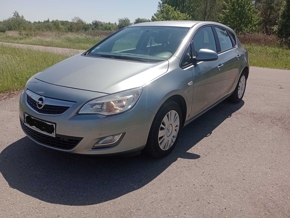 Opel Astra J 1.6b 116 km Bogata Wersja Doinwestowana Pierwszy właściciel Zarejestrowany w PL 2010