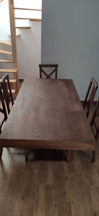 Mesa rústica extensível com cadeiras