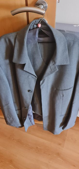Vendo fato completo de cor cinzenta
