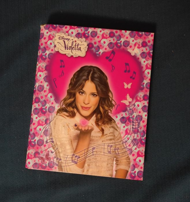 NOWY zestaw naklejek, pocztówki, karteczki i NOWY segregator Violetta.