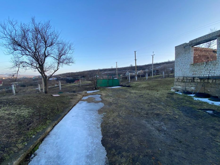 Продам хату та недобудованний будинок