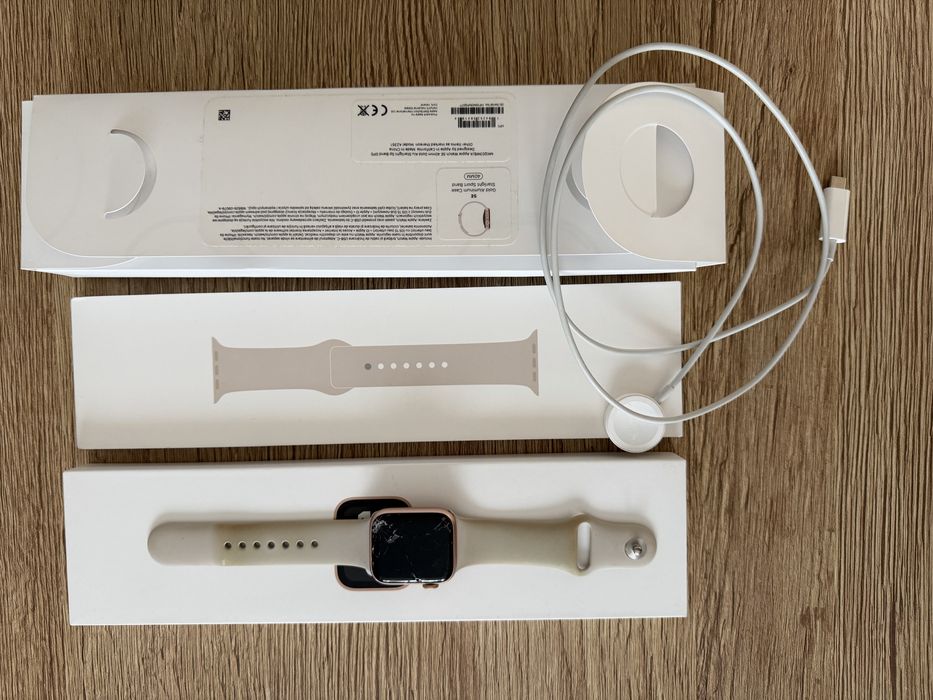 Smartwatch Apple Watch SE 40mm Gold Aluminium Starlight Sport Band GPS