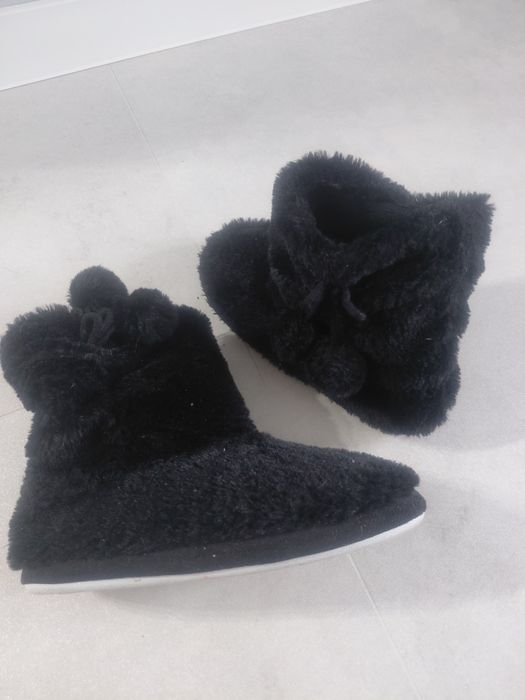 Czarne futrzane  bambosze domowe, rozmiar 4(37)