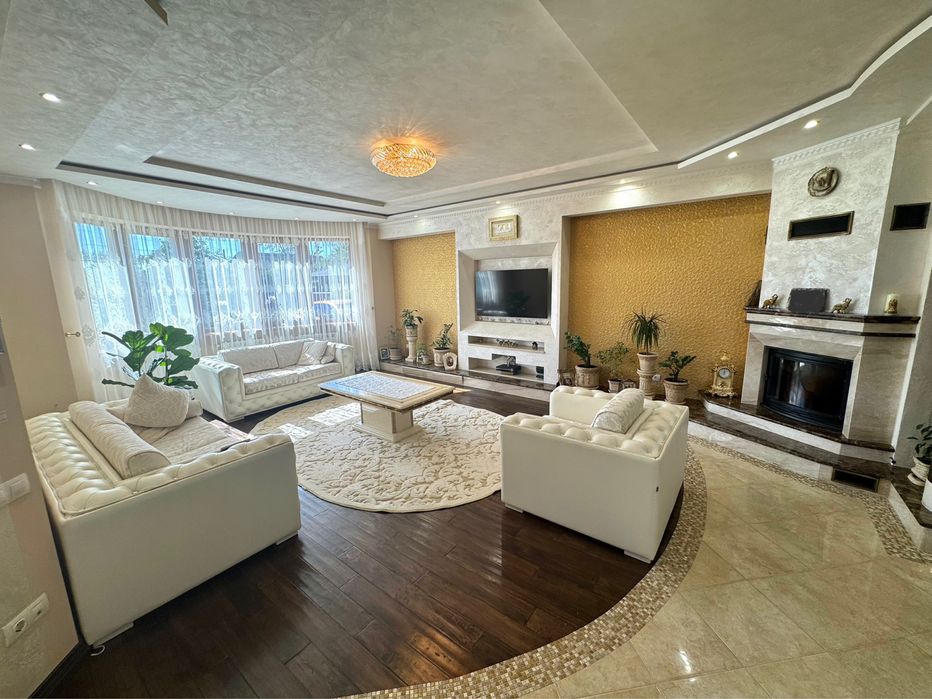 Сучасний будинок з закритим басейном