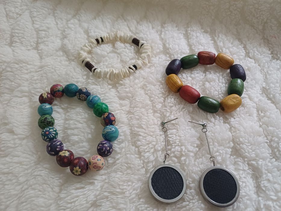 Brincos, colares, pulseiras senhora
