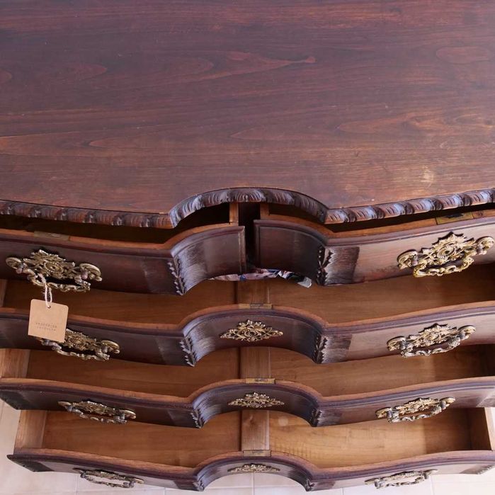 Cómoda em madeira maciça ao estilo D. José