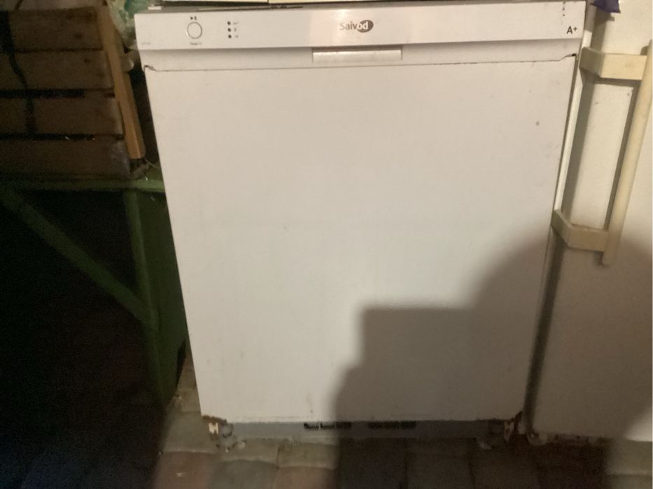 Посудомийна машинав робочому стані