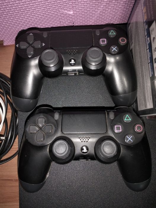 Ps4 com jogos e 2 comandos