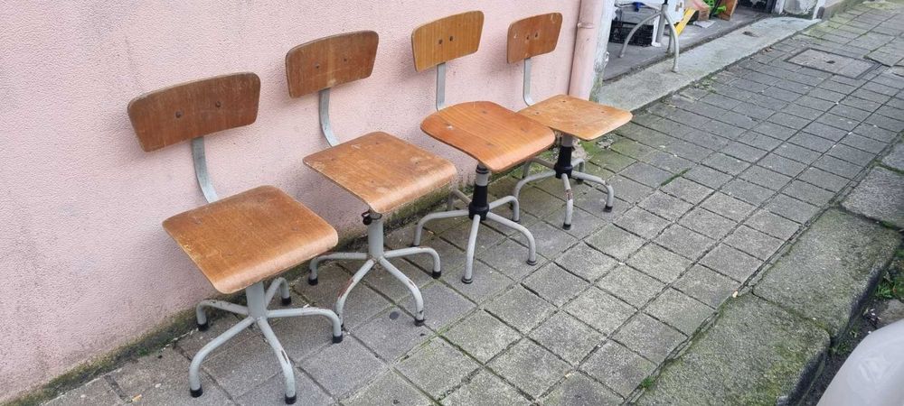 Cadeiras industriais ajustáveis antigas