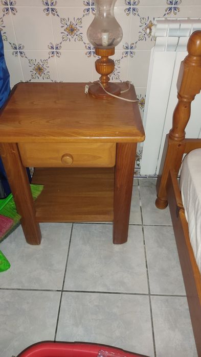 Cama de solteiro, madeira pinho mel.