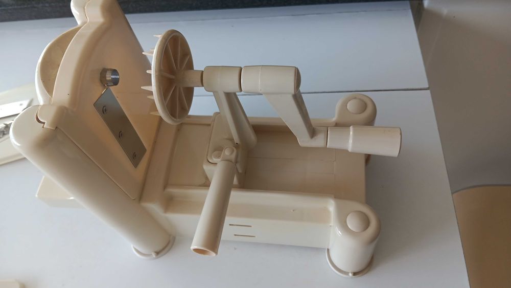Máquina manual para cortar e ralar legumes e queijo