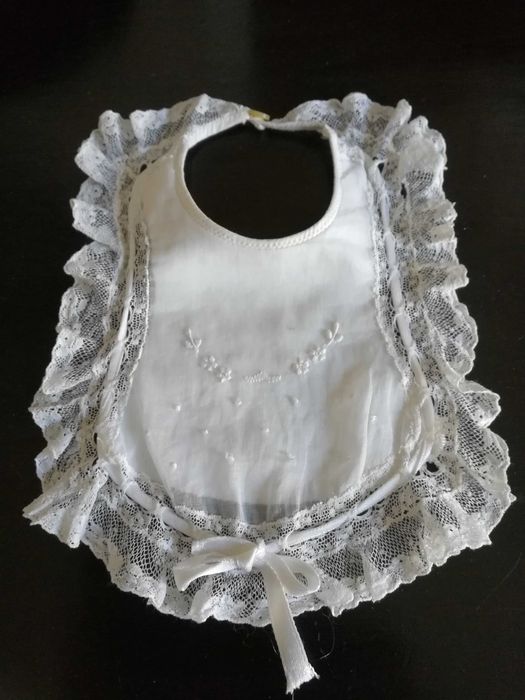 Vestidos de criança e babete muito antigos