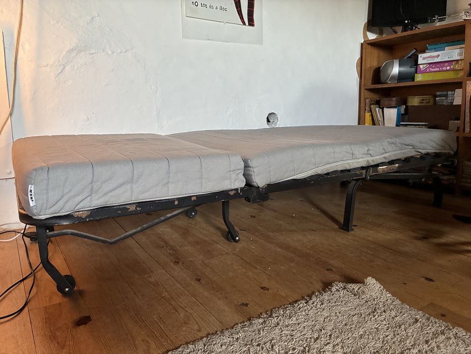 2 Sofás cama usados, em bom estado.