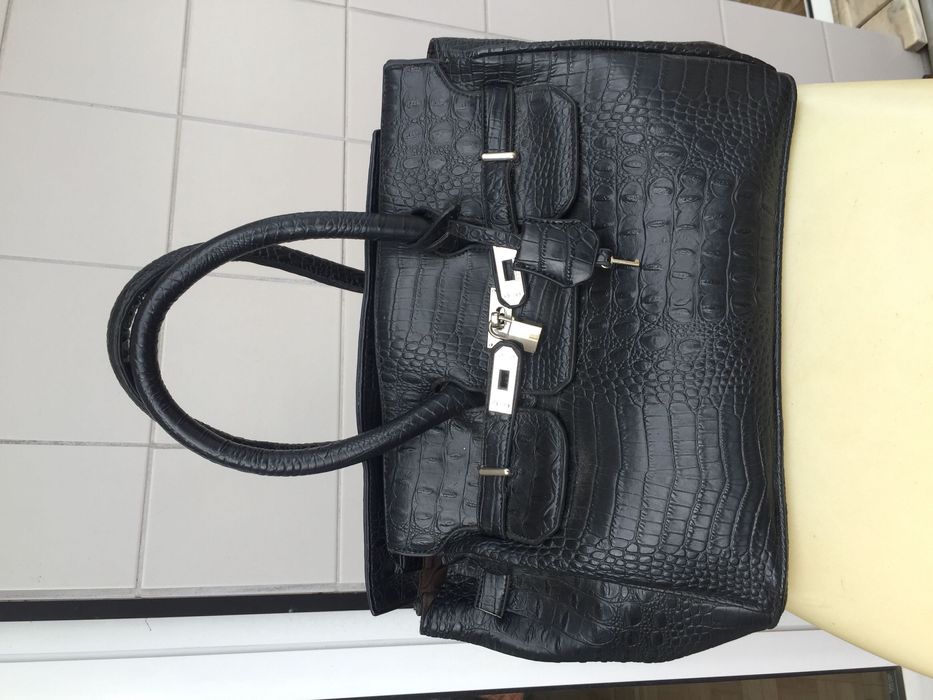 Mala preta design apurado e clássico