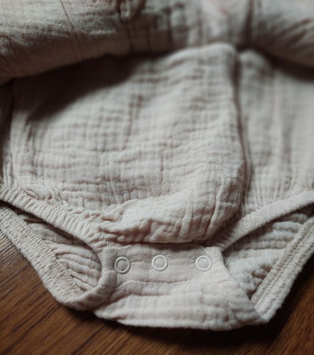 Nowe beżowe letnie body z falbankami