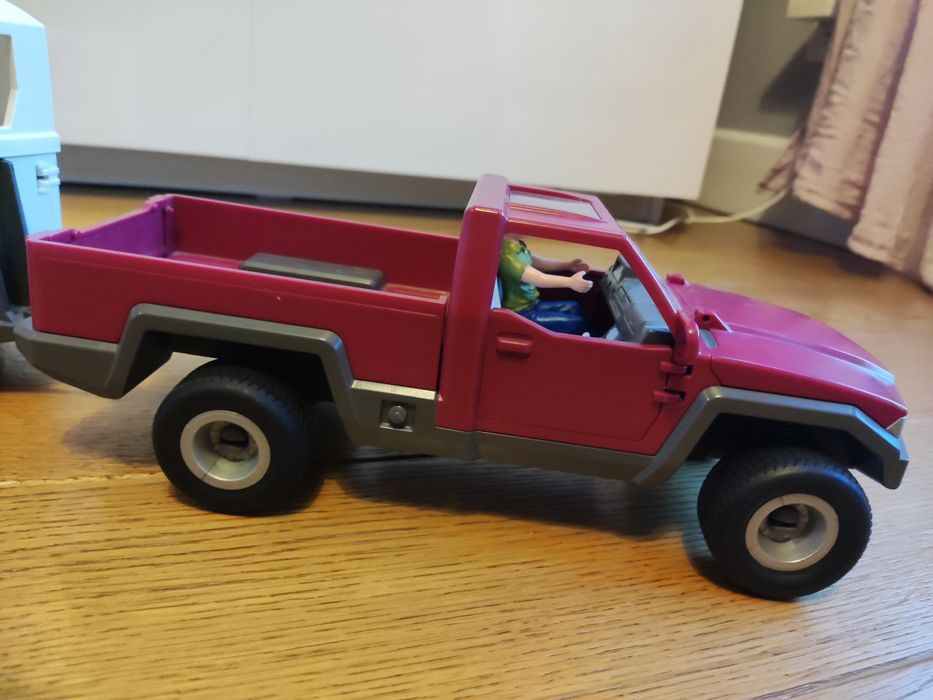 Schleich Auto z przyczepą +koń + dodatki