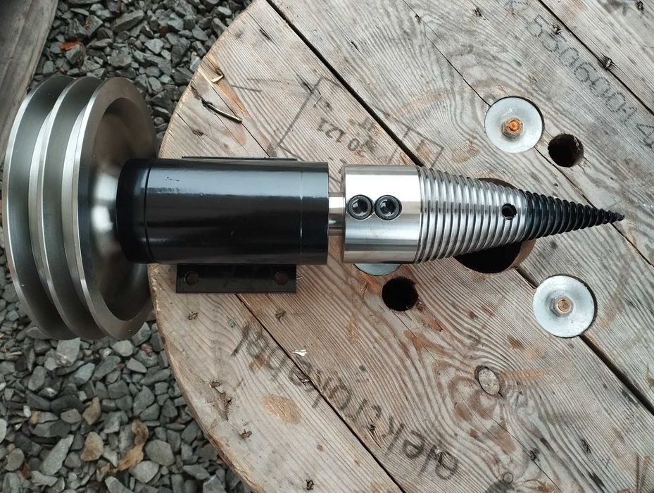 Łuparka świdrowa do drewna z kołem pasowym 200mm / stożek 80mm