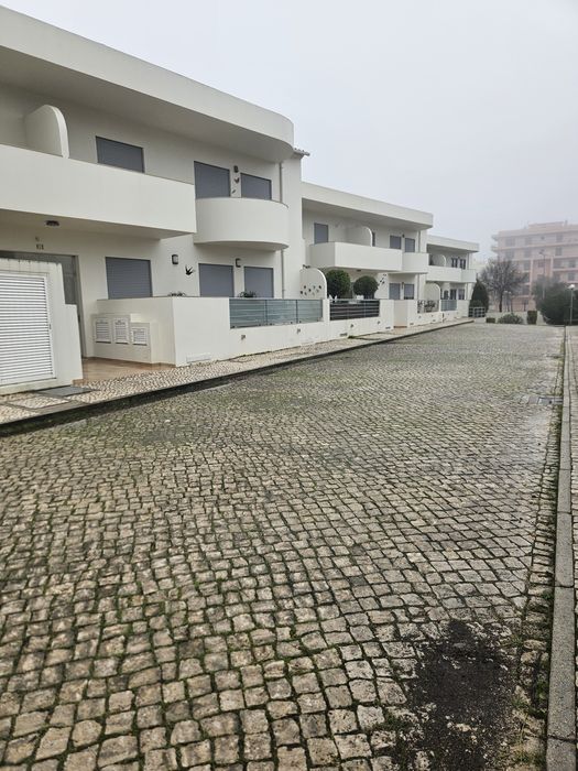 Apartamento T3 em condomínio fechado com piscina e garagem