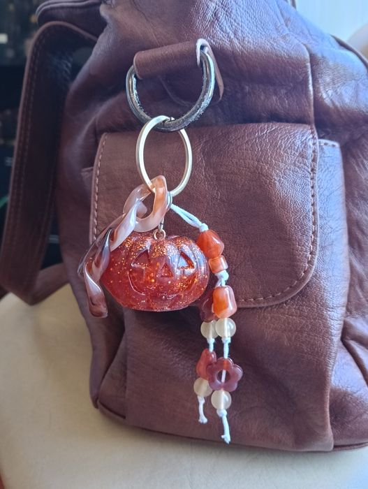Bag charm artesanal abóbora Halloween
