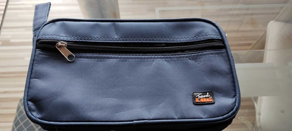 Granatowa kosmetyczka Travel Log