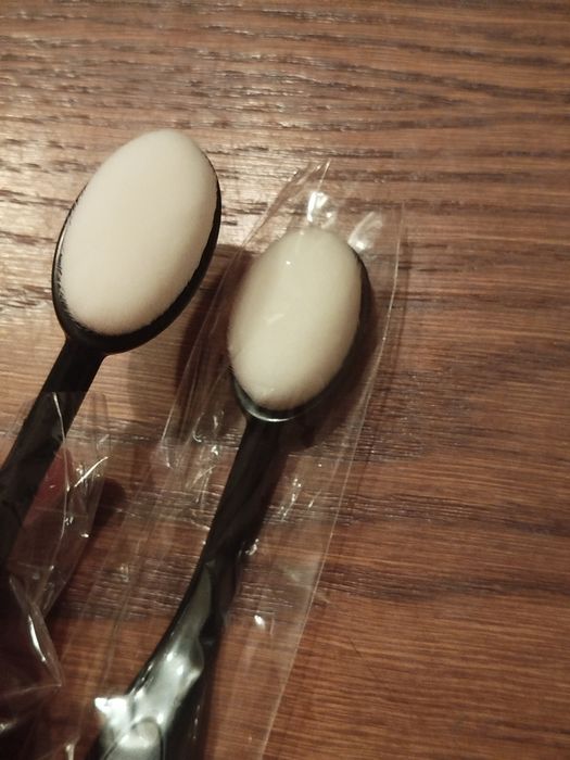 Zestaw dwóch nowych szczoteczek kosmetycznych