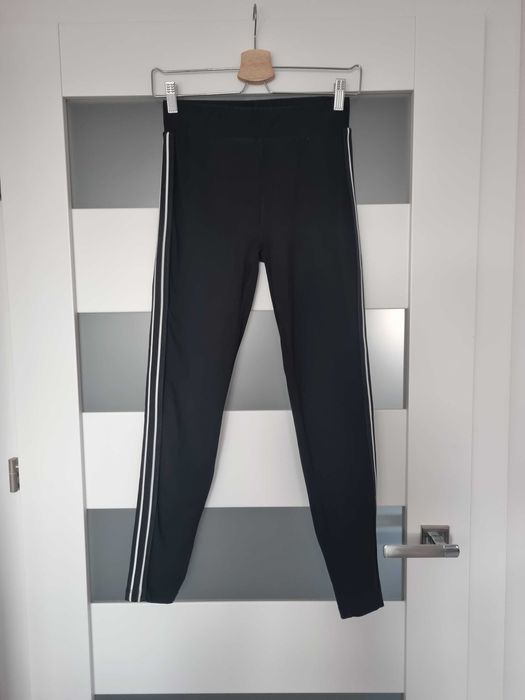 Czarne legginsy z lampasami