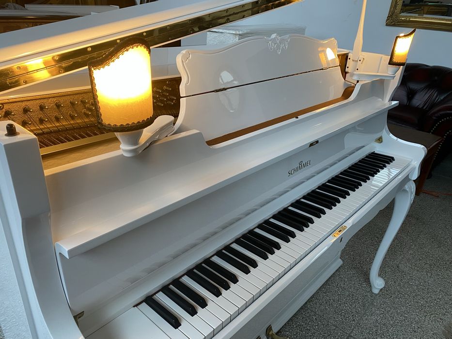 Piękne, białe pianino Schimmel