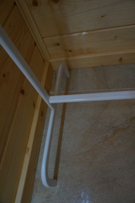 Biały wieszak na ubrania IKEA