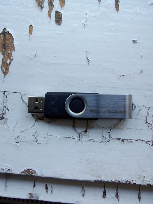 Флешка сірого кольору