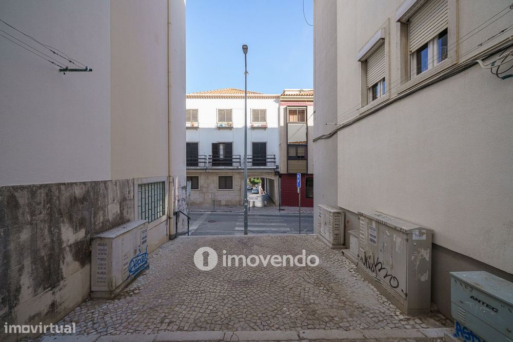 Apartamento T1 com varanda e a 200m da praia, no coração de Sesimbra