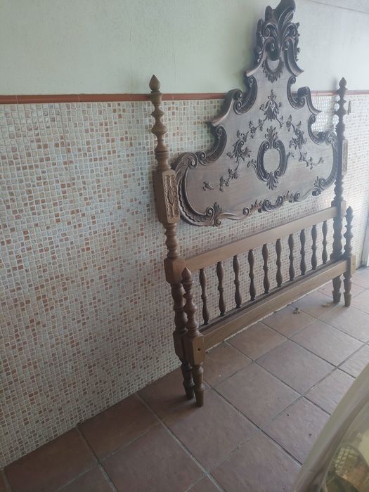 Cama em madeira ,com talha artesanal