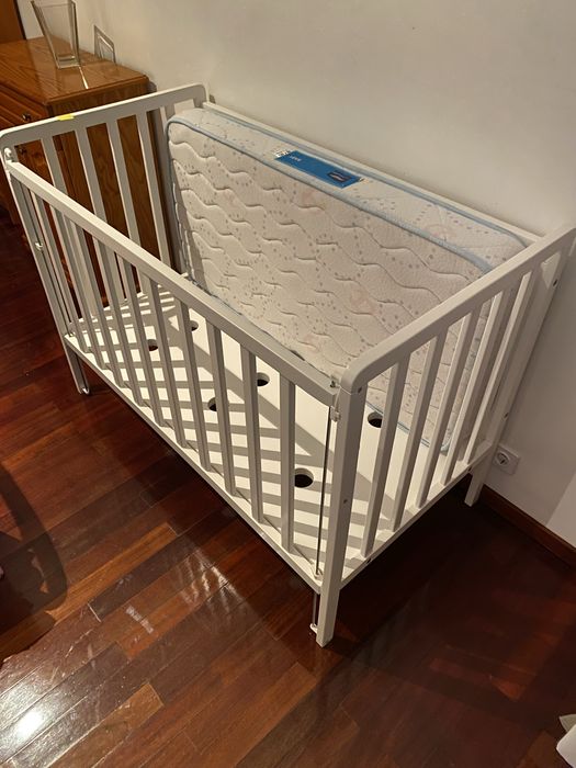 2 Bercos um de madeira macica e outro de madeira